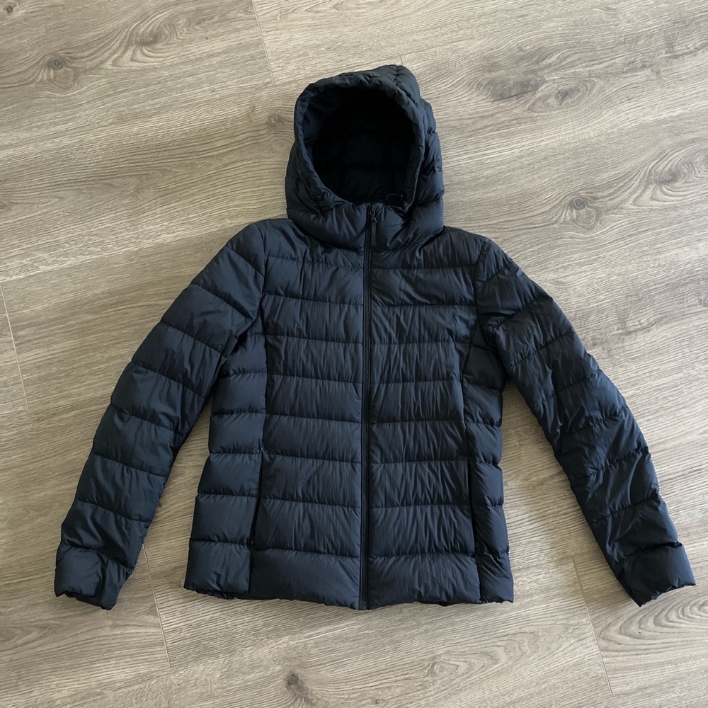 Uniqlo women’s ultra light black down puffer jacket with hood